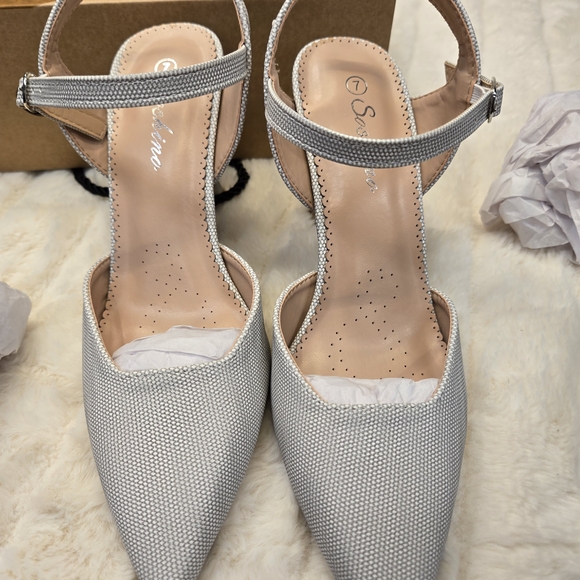 Chic Women's Gray Heels - Picture 2 of 7